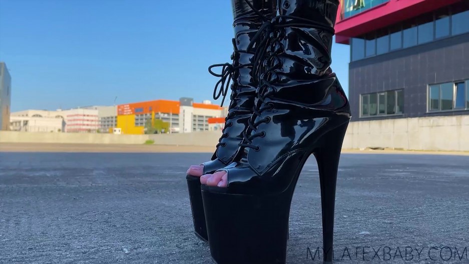 Inga Klykovskaya - Blonde In Black Walks Near The Office Building - MyLatexBab